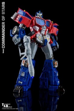 Transform and Rollout R-02 Commander of Stars Figure