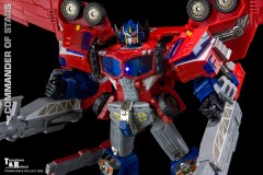 Transform and Rollout R-02 Commander of Stars Figure